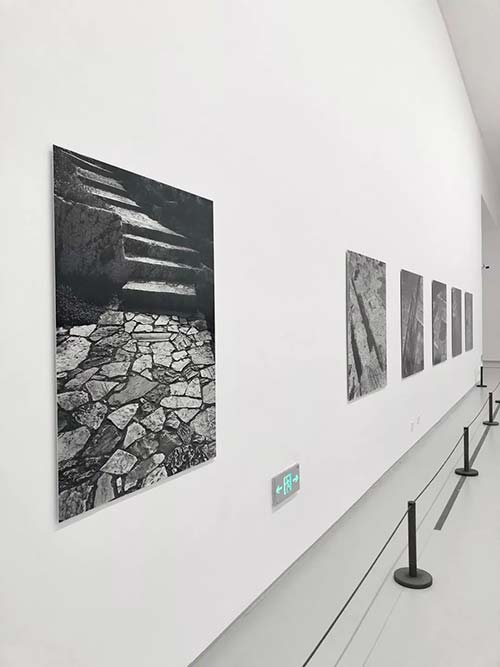 “雅典卫城”系列与“苏州园林”系列隔空相对，展览现场
