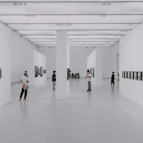  观展的人们，展览现场